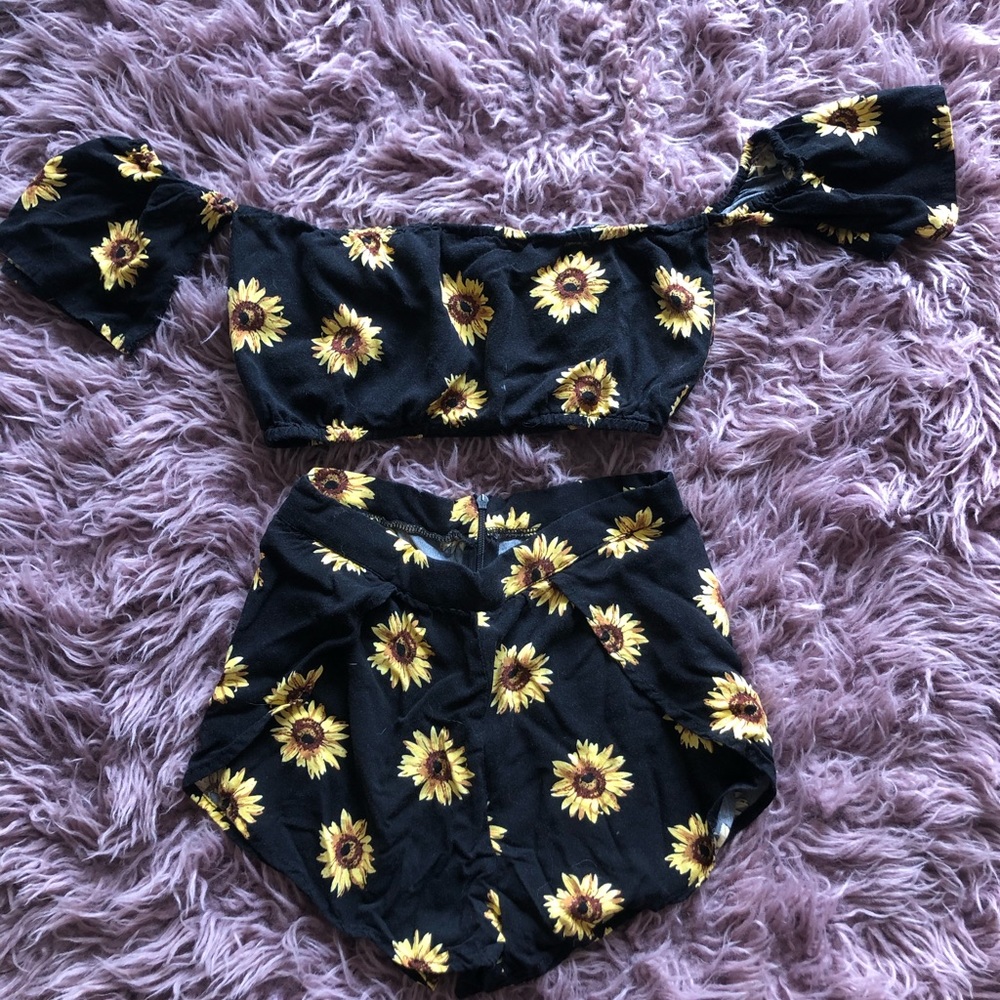 Two Piece Set - Off the shoulder crop & shorts set